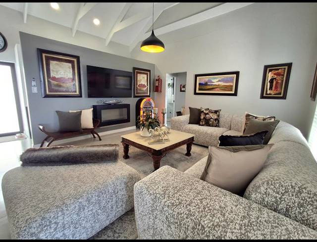 4 BEDROOM HOUSE FOR SALE IN DA GAMA BAY
